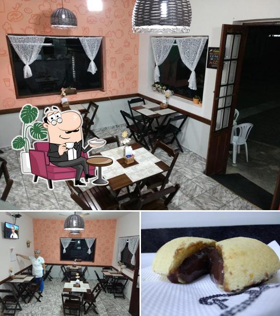 Dê uma olhada a foto apresentando interior e comida no Clube do Espetinho