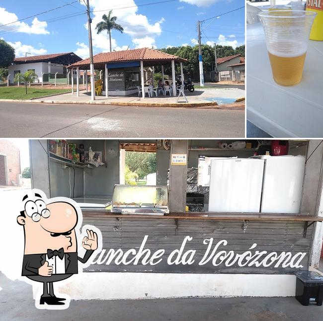 Look at the photo of Lanche da Vovózona