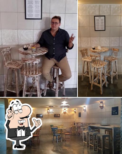 O interior do Cafeterapia Ca Fé eu vou