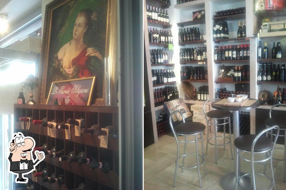 Gli interni di enoteca russo