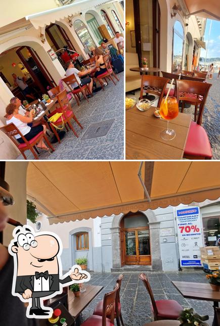 La interni e tavolo da pranzo del ristorante