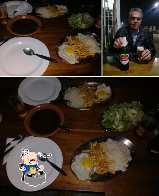 A foto da comida e cerveja a Restaurante e Lancheria Santa Clara