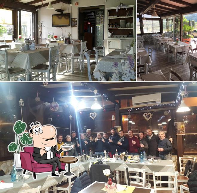 Siediti a un tavolo di Pepe Nero