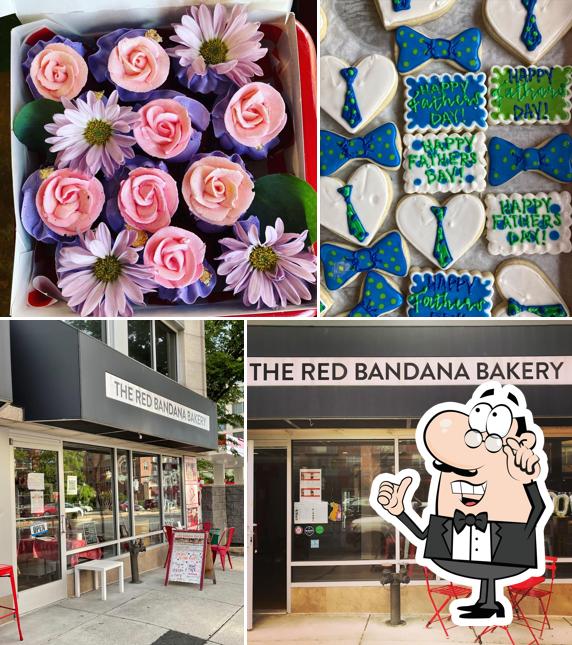 Observa las fotografías donde puedes ver interior y comida en The Red Bandana Bakery