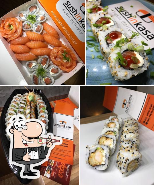 Rolos de sushi são servidos no Sushinkasa Natal