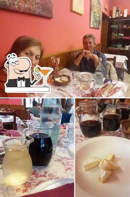 Questa è la foto che presenta la bevanda e tavolo da pranzo di Bar Da Vigna