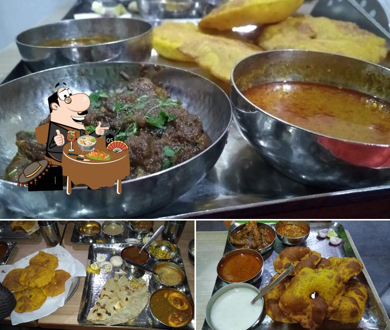 Food at Khula Rassa - Assal Kolhapuri