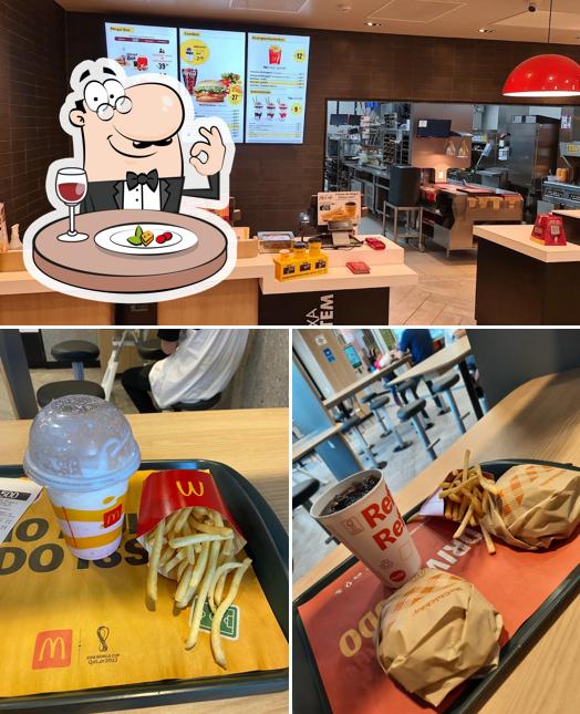 A imagem da comida e interior no McDonald's