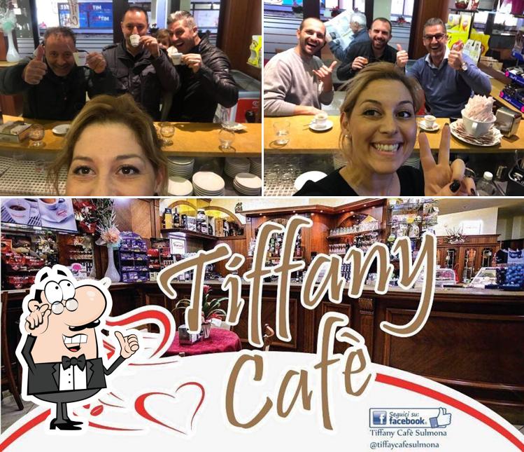 Dai un'occhiata agli interni di Tiffany Cafè