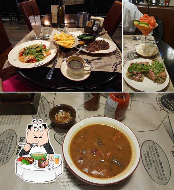Взгляните на этот снимок, где видны столики и еда в Torro Grill