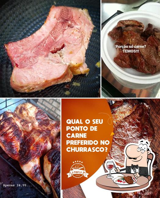 Experimente pratos de carne no La Panela Restaurante