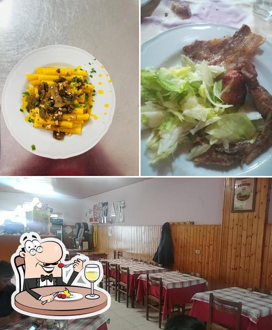 La cibo e interni del ristorante
