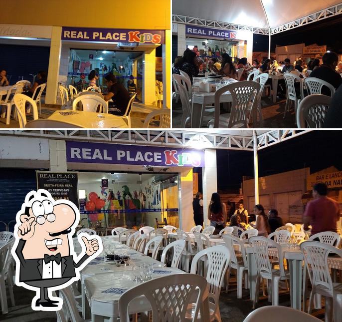 Sente em uma das mesas no Real Place - Restaurante, Pizzaria e Lanchonete