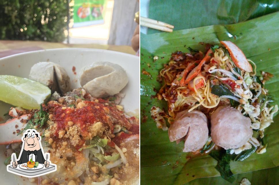 Блюда в "ก๋วยเตี๋ยวห่อใบตอง Noodles wrapped in Banana Leaf"