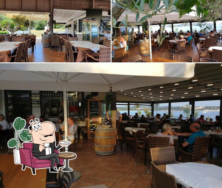 Siediti a un tavolo di Bistro Telor