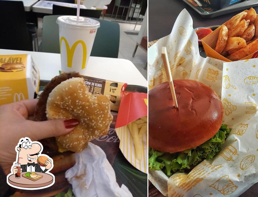 Deguste um dos hambúrgueres disponíveis no McDonald's