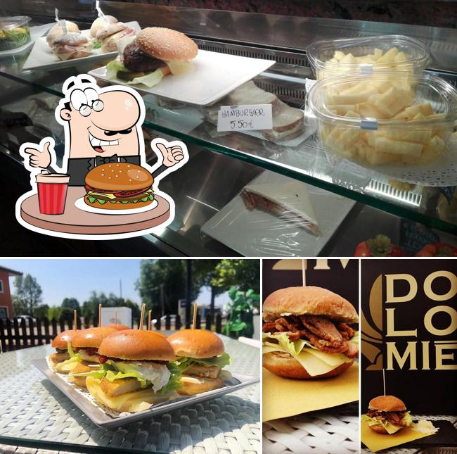 Prueba una hamburguesa en Bar Dolomié Vecellio