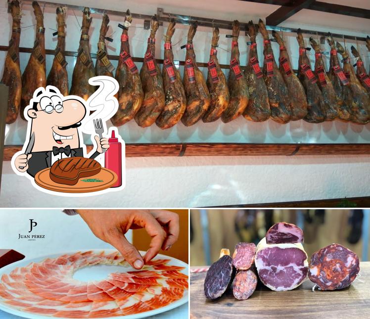 Отведайте блюда из мяса в "Juan Perez Jamones - Abacería Islantilla"