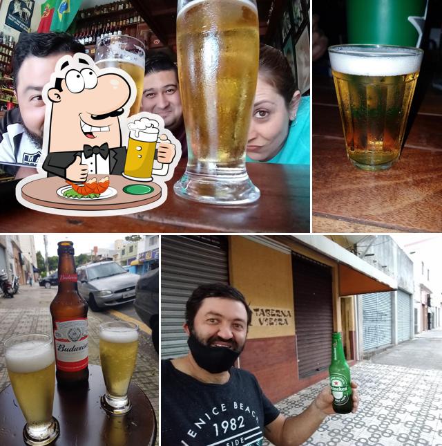 Peça um copo de cerveja leve ou escura