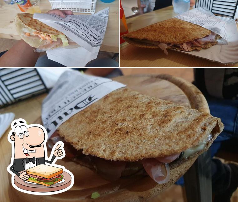 Mangez un sandwich à Piadineria Artigianale