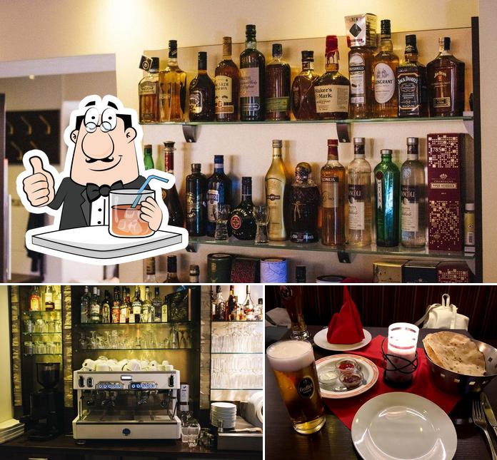 Напитки и барная стойка - все это можно увидеть на этом фото из Ginti Indian Restaurant