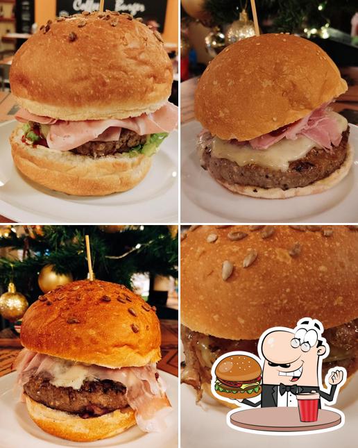 Prova un hamburger a Candelo Coffee Burger