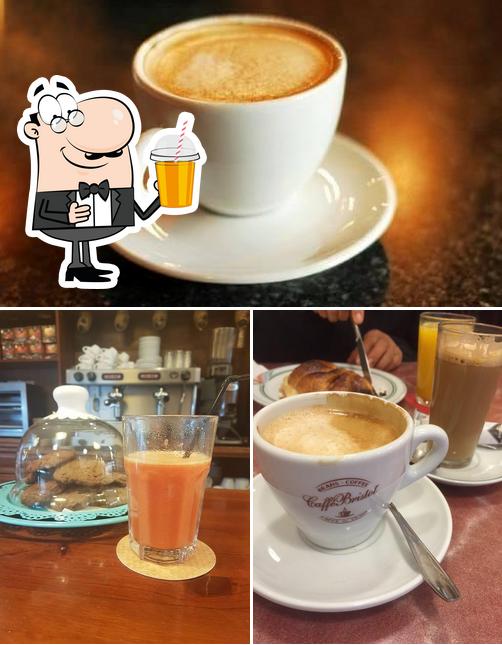 Disfrutra de una bebida en Mafalda Cafetería Argentina