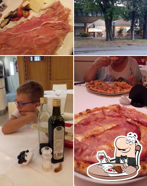 Prenditi i piatti di carne a Pizzeria Da Gianni