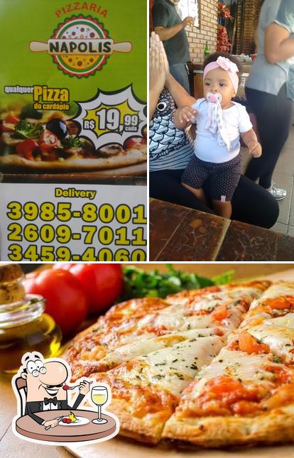 Comida em Pizzaria Napolis