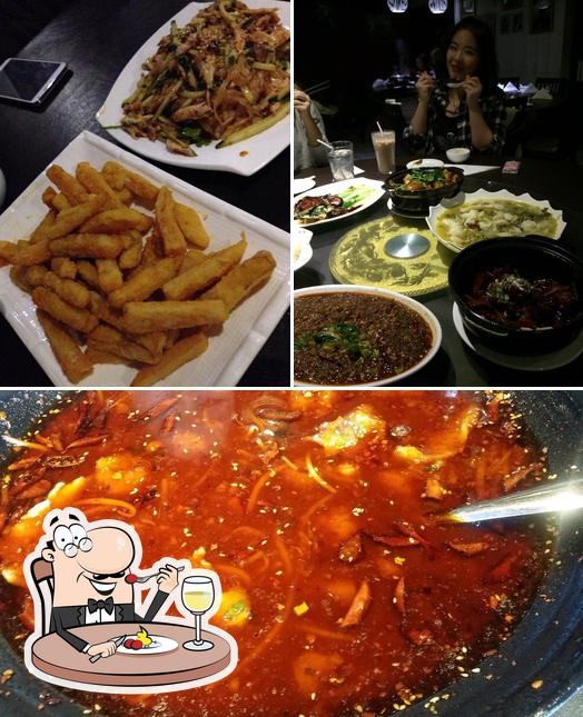 Блюда в "Moji Restaurant & Karaoke 蜀南春"