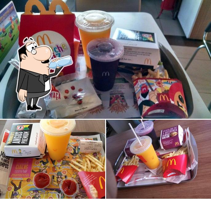 Entre diversos coisas, bebida e interior podem ser encontrados no McDonald's