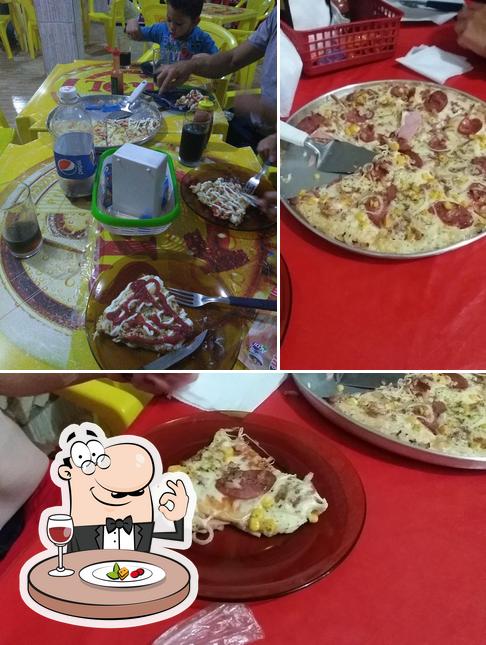 Entre diversos coisas, comida e interior podem ser encontrados no Pizzaria Oriente