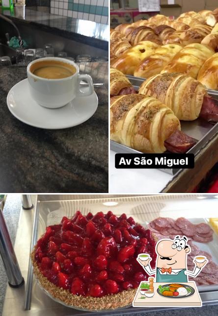 Entre diferentes coisas, comida e bebida podem ser encontrados a Padaria Mel na Boca