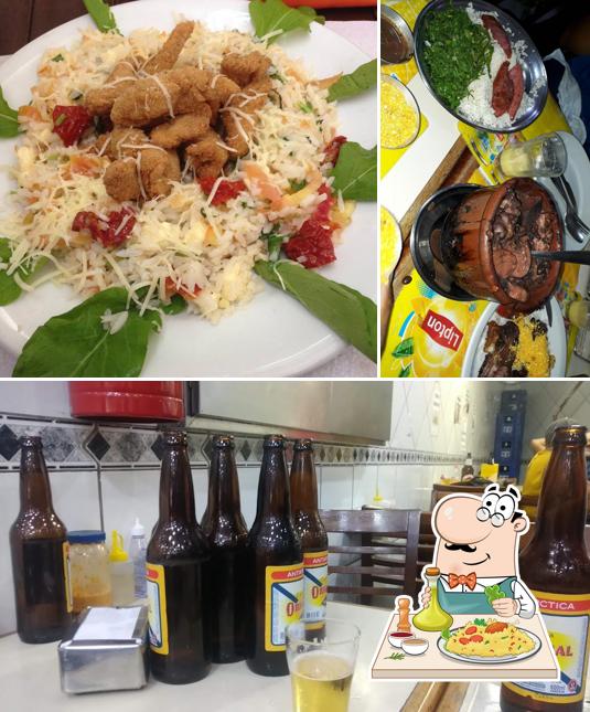 Confira a imagem mostrando comida e cerveja no Karibe Lanches