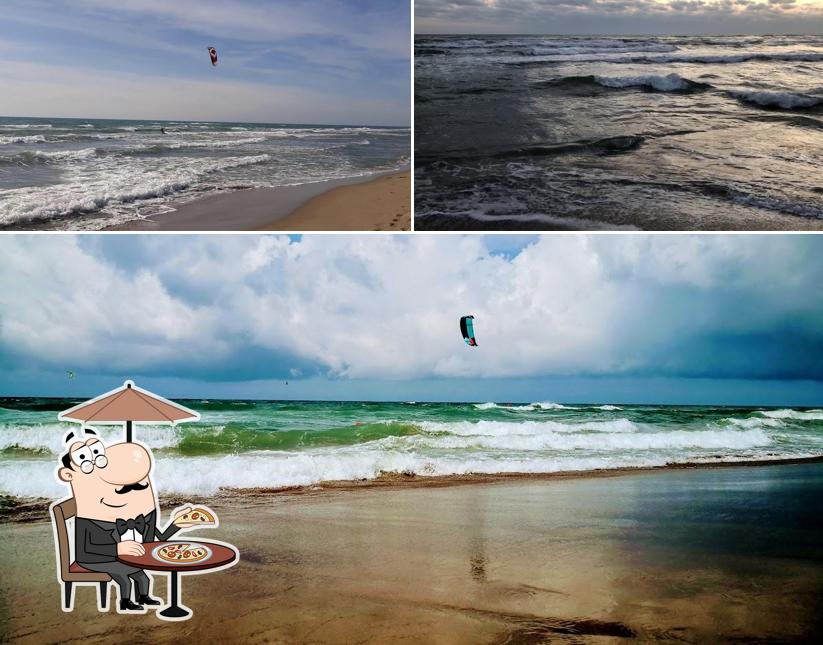 Goditi la vista dagli esterni di Spiaggia Libera Castel Porziano - Cancello 2