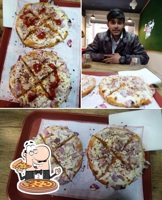 Get pizza at Foody Hub Pizza Dera Bassi, Best Pizza Restaurant in Zirakpur Foody Hub Pizza