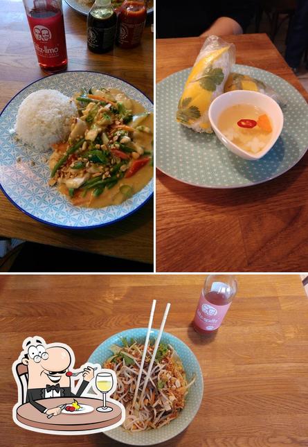 Еда и столики - все это можно увидеть на этом изображении из Do - Street Food Vietnam