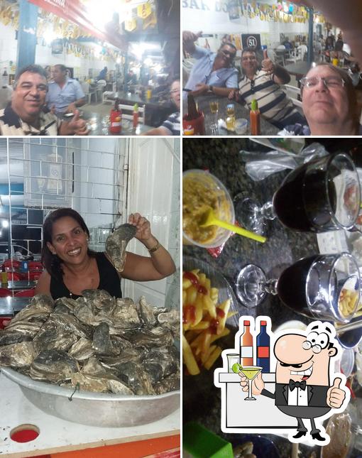 Entre diferentes coisas, balcão de bar e comida podem ser encontrados no Bar do Guaiamum - Adm Sr Antônio