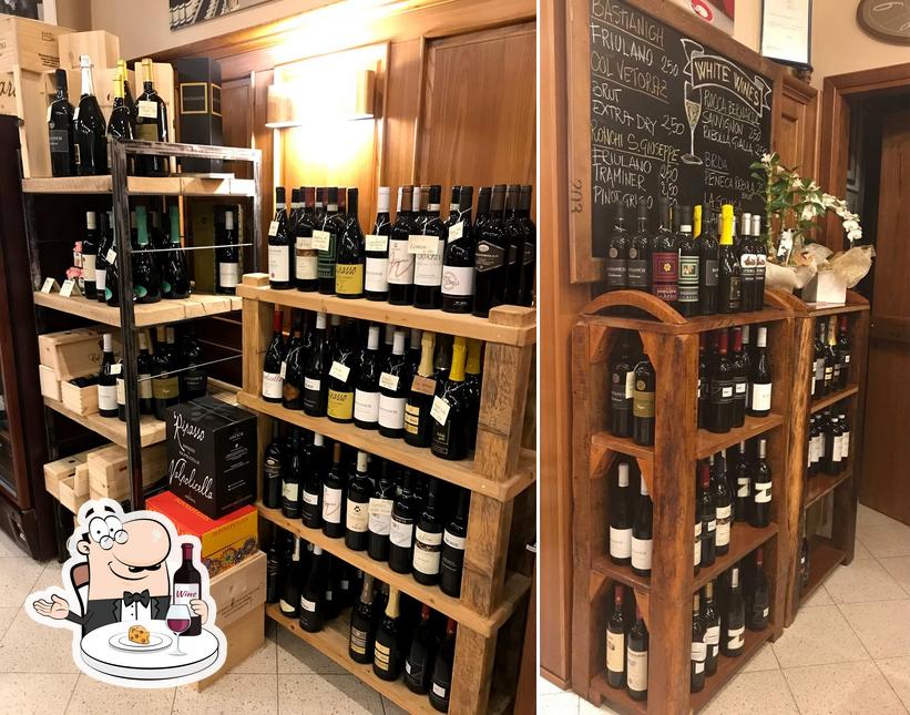 Il est fort sympathique de prendre un verre de vin à Bar Elio