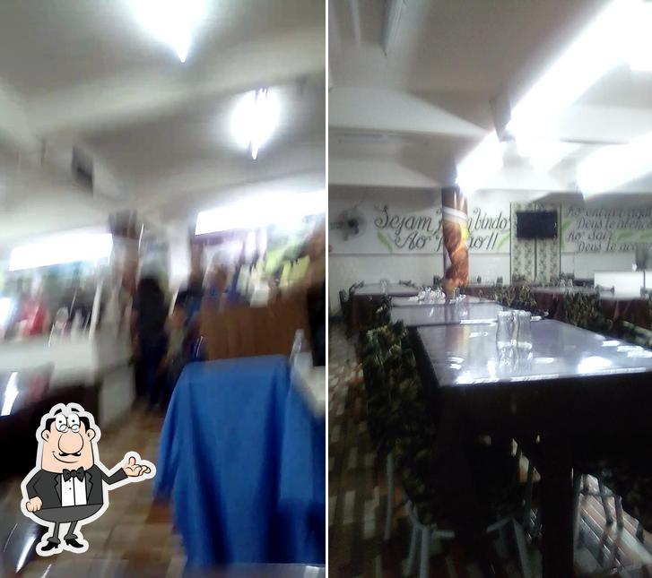 Sente em uma das mesas no Restaurante e Churrascaria O Porão