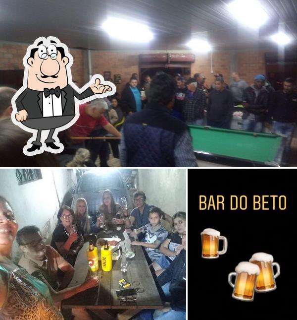 Esta é a foto mostrando interior e cerveja no Bar do Beto