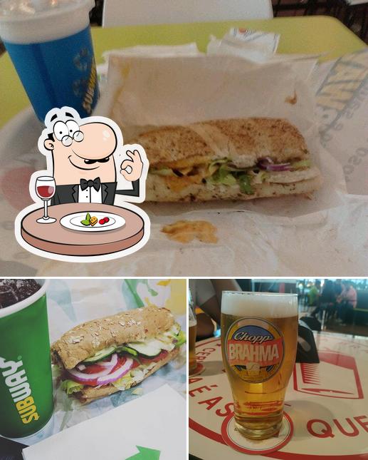 Entre diferentes coisas, comida e cerveja podem ser encontrados no Subway