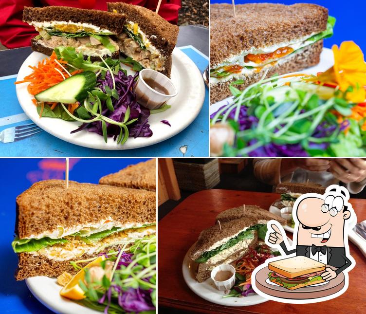 Dégustez l'un des sandwichs (offert par|servi par| disponibles à Café Santropol