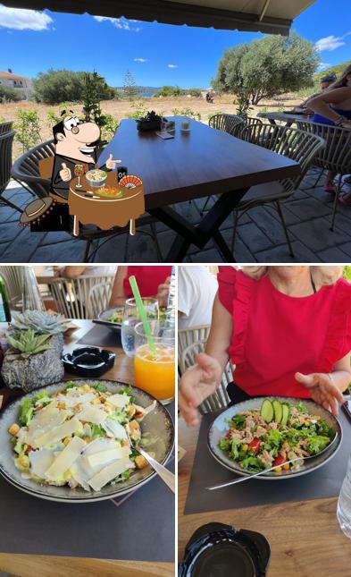 Mira las fotografías donde puedes ver comida y interior en Yard cafe bar
