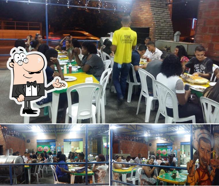 Sente em uma das mesas no Tchê Churrascaria E Pizzaria