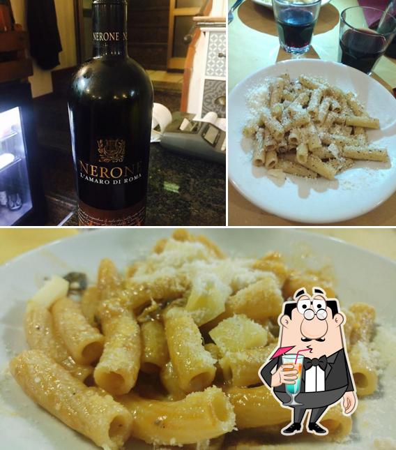 Посмотрите на это фото, где видны напитки и еда в La Nuova Cantinetta