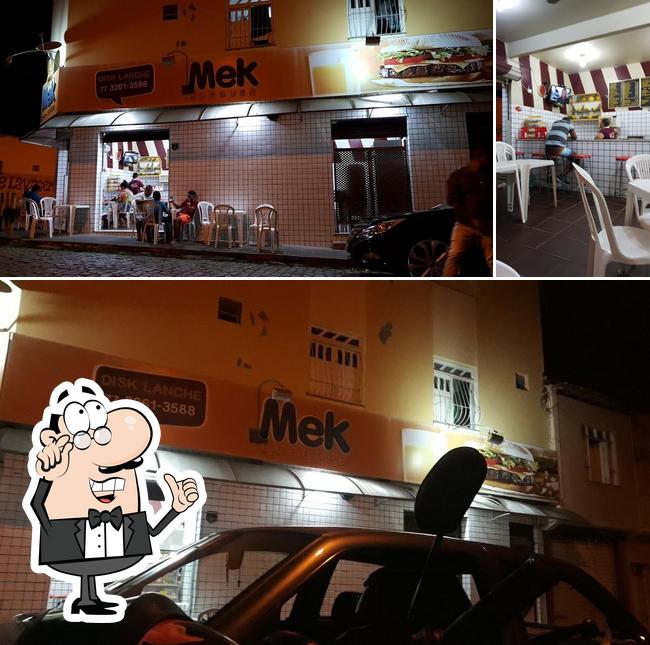 O interior do Mek Burguer Lanches