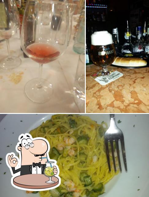 Questa è la immagine che presenta la bevanda e cibo di Trattoria Corte Rossa