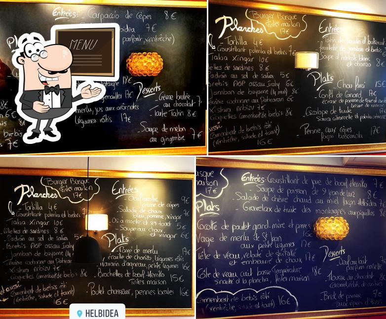Bistrot Helbidea Biarritz présente un tableau affichant le menu