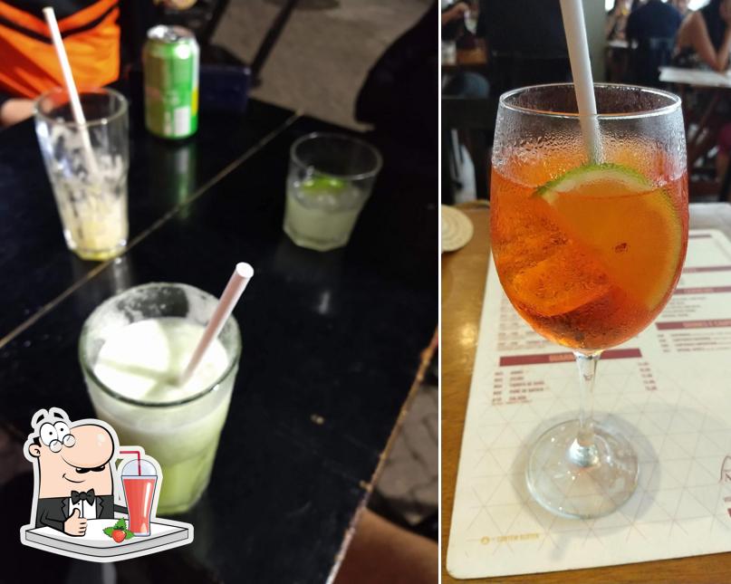 Disfrutra de una bebida en Bar do Adão Ipanema